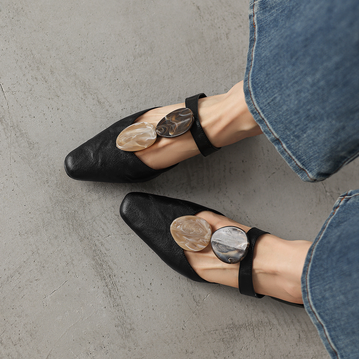 Sandal nữ da dê mũi kín gót thấp phong cách vỏ sò — đen