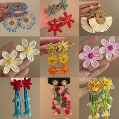 シルバーカラーのドーパミンの花のイヤリングは贅沢で高級感があります。