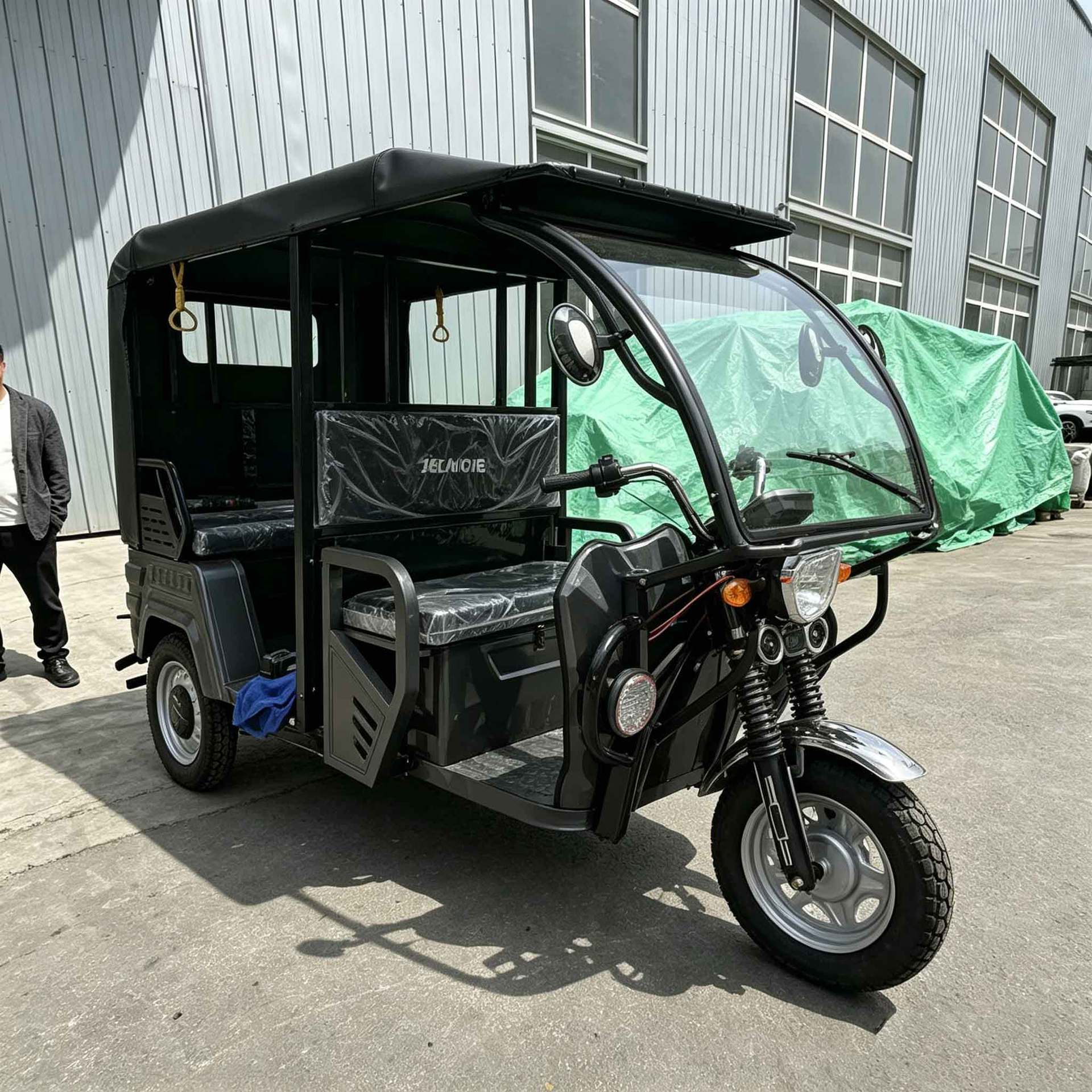 Cross-Border Export of Covered Fuel-Powered Passenger Tricycles, Multi-Seater, Weatherproof, Comfortable and Fuel-Efficient Tuk-Tuks