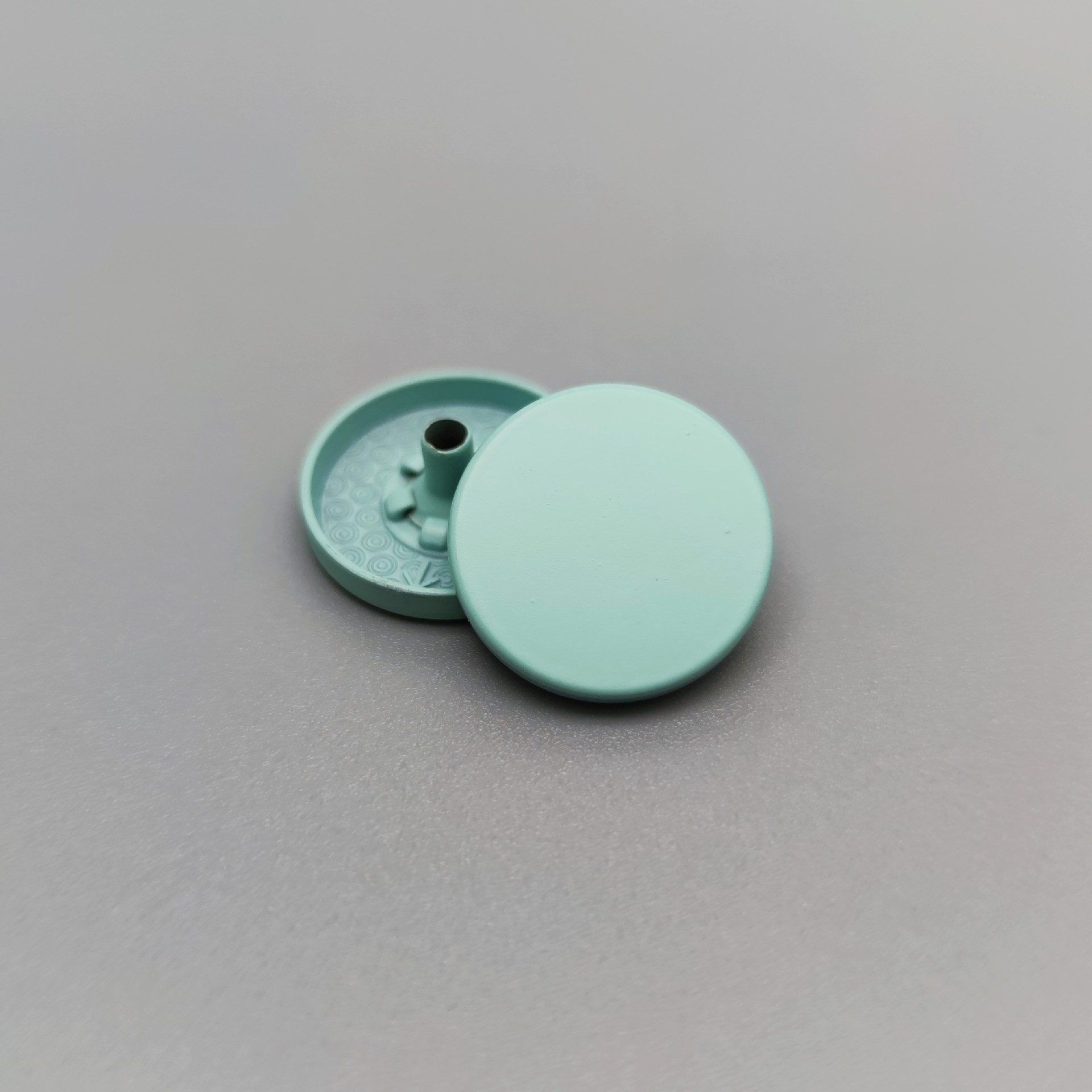 Venta al por mayor de fábrica de metal botón a presión color pintura en aerosol botón plano abrigo de algodón acolchado abajo chaqueta botón