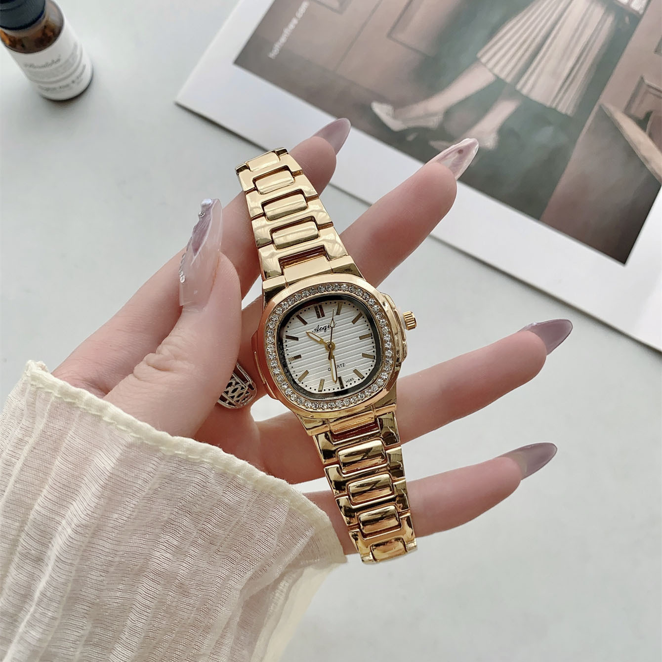 황금빛 흰색 접시