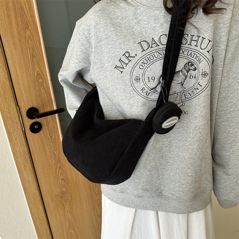 Solid color simple large capacity 2023 autumn and winter New Korean style simple shoulder messenger bag mother bag dumpling bag fashion_voghion.com