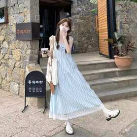 海边度假条纹吊带连衣裙子女夏季新款法式气质宽松小个子学生长裙