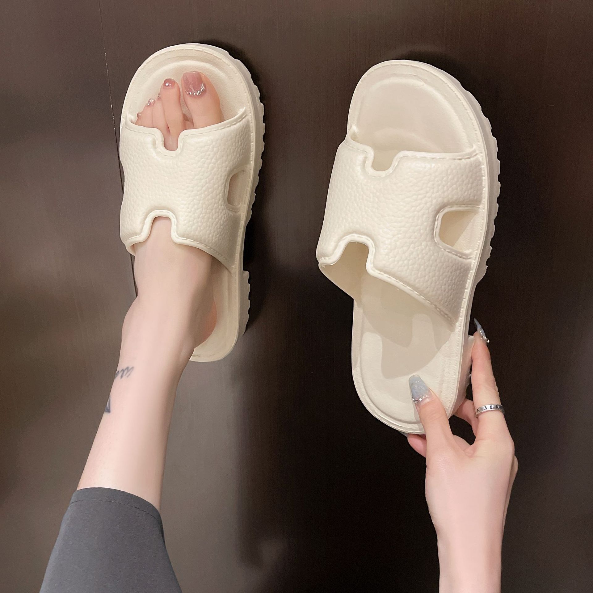 Fashionable women's slippers