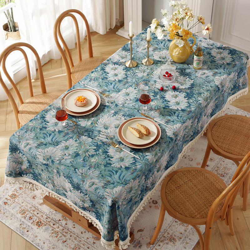 Mesa de centro rectangular de comedor con estampado vintage de jacquard teñido en hilo de poliéster y algodón, con borla cruzada y margaritas azules._voghion.com