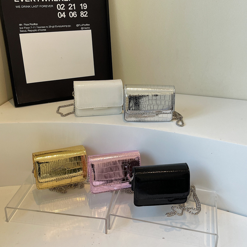 Mini bolso pequeño de charol para mujer 2025 nuevo bolso cuadrado pequeño de sentido avanzado de la moda bolso cuadrado pequeño de mensajero de cadena con patrón de piedra