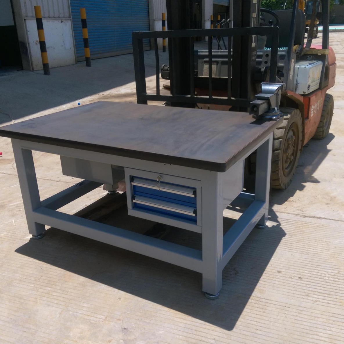 厂家直销钳工台，重型钢板台面加可调节底脚