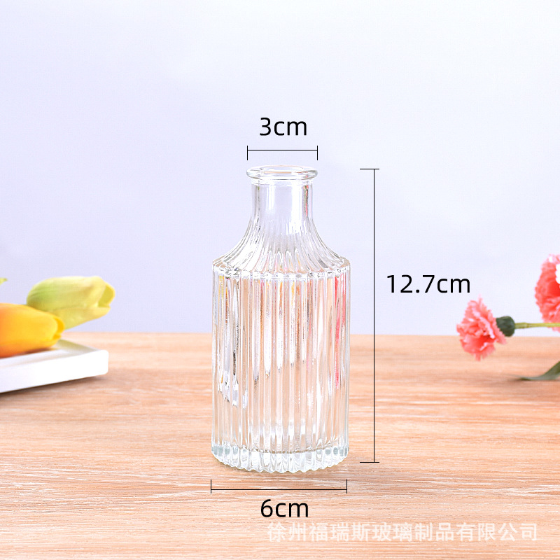 경사진 어깨와 세로 스트라이프가 있는 작은 사이즈