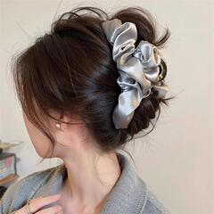 雲サテンクリップ大ヘアクリップ女性の後頭部サメクリップハイエンド 2025 新しいヘッドアクセサリー