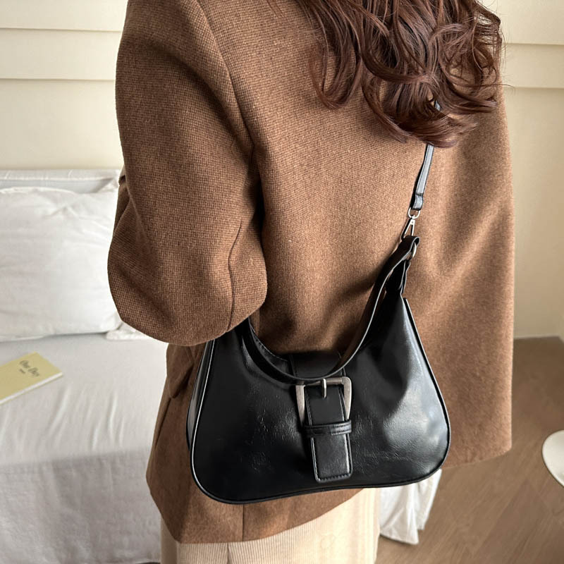 Este año popular 2024 bolso de hombro debajo de la axila mujer gran capacidad hebilla magnética cara suave bolso de bolsas de bolsas de bolsas de bolsas de mujer otoño invierno