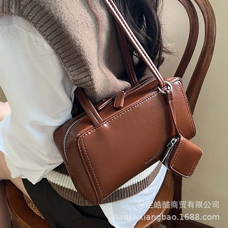 Korean Niche Underarm Bag For Women 2025 New Trendy Retro Handheld Bowling Bag Simple Shoulder Commuter Bag