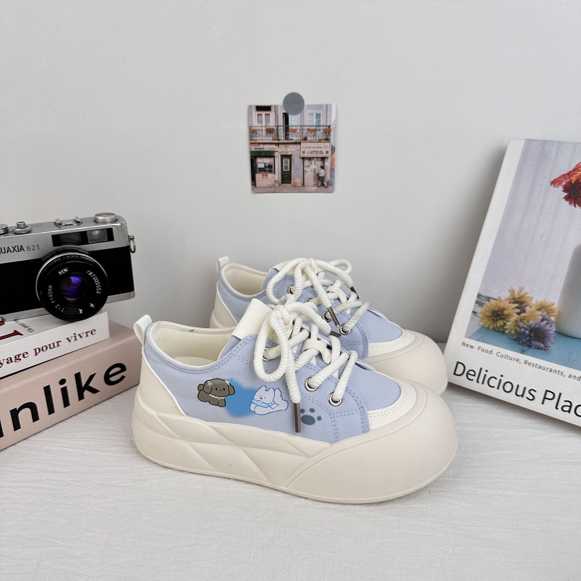 YuanWa lindos zapatos de skate suaves para mujeres 2025 verano nuevo estilo universal chic con suela gruesa pequeña zapatos de pan casuales blancos