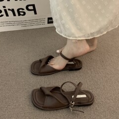フランスのレトロなフラットサンダル女性2025夏の新しいアンドロメダ風とスカートのローマ靴とビーチ靴