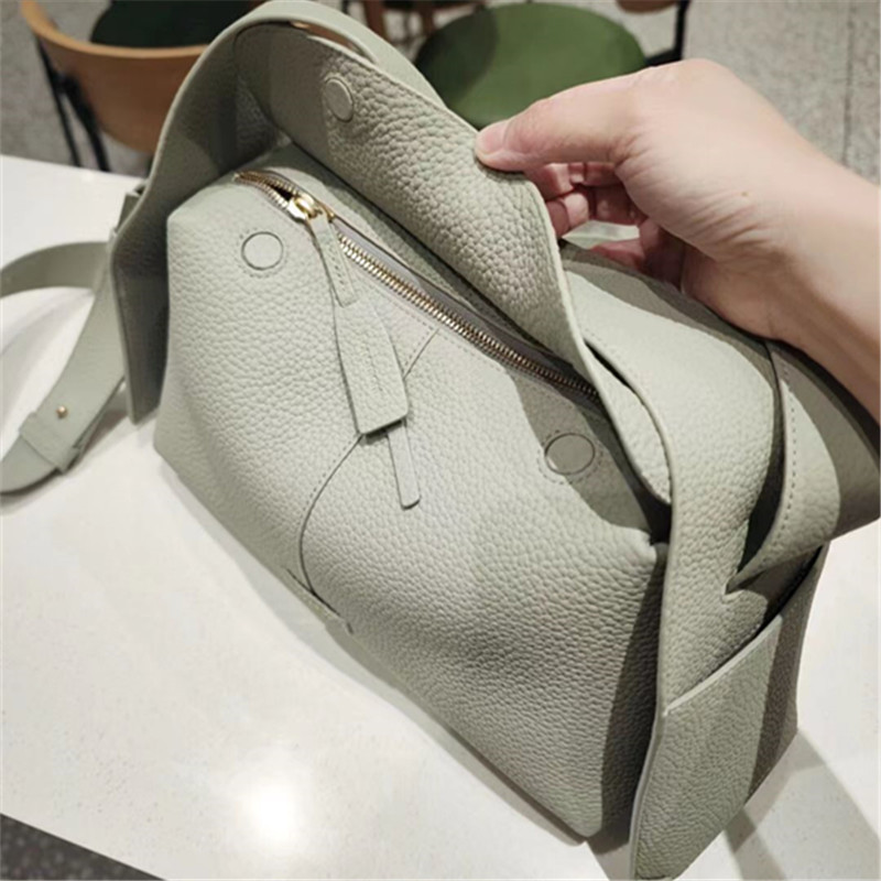 Mountain Down koos männist rippuvate kõrvadega seeria räästakujulised väikesed mitmekülgsed pendelrännakud kaldus risti õlaga käeshoitavad naistele_voghion.com