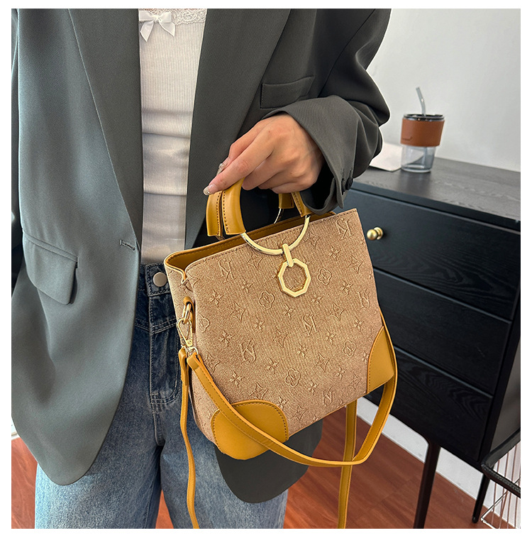 1029g Weight Polyester Lining Material Zipper Closure Type Single Shoulder Strap Strap Type Crossbody Bag Bags Type Casual, Daily, Shopping Occasion Pu Leather Material Letter Pattern All Seasons Season Women's Gender Classic Style Style Bucket Shape Women's Pu Leather Letter Classic Style Bucket Zipper Crossbody Bag 无