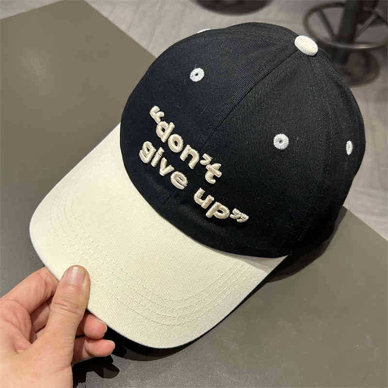 Sombrero de lengua de duck con letras de color negro