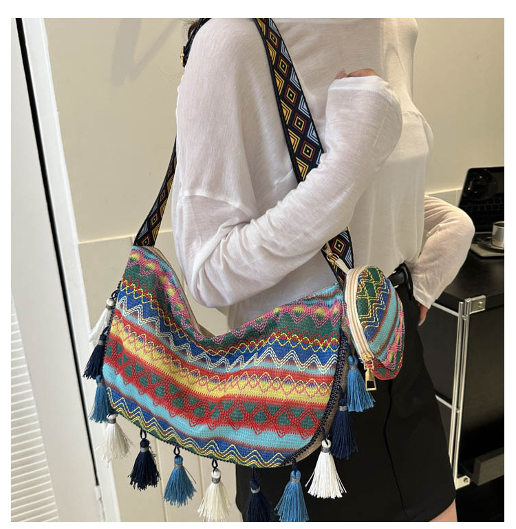 Women's Medium Special Material Geometric Ethnic Style Streetwear Tassel Dumpling Shape Zipper Tote Bag display picture 1