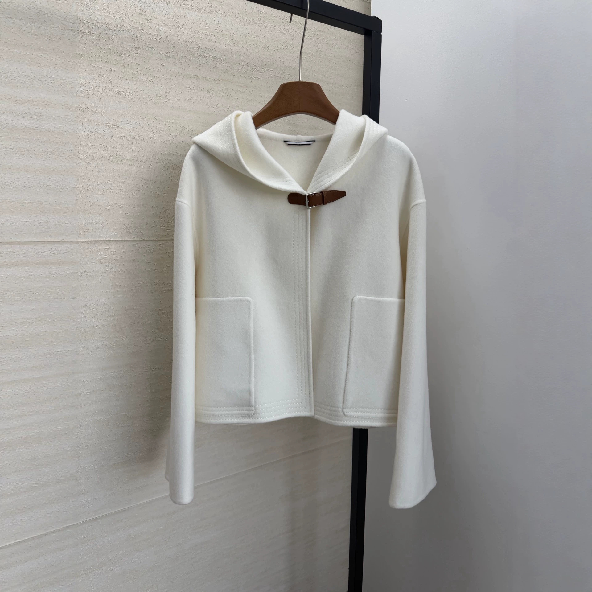 2026 Fall/Winter New H-brand Style Hooded Leather and Cashmere Coat, Short Wool Coat for Women