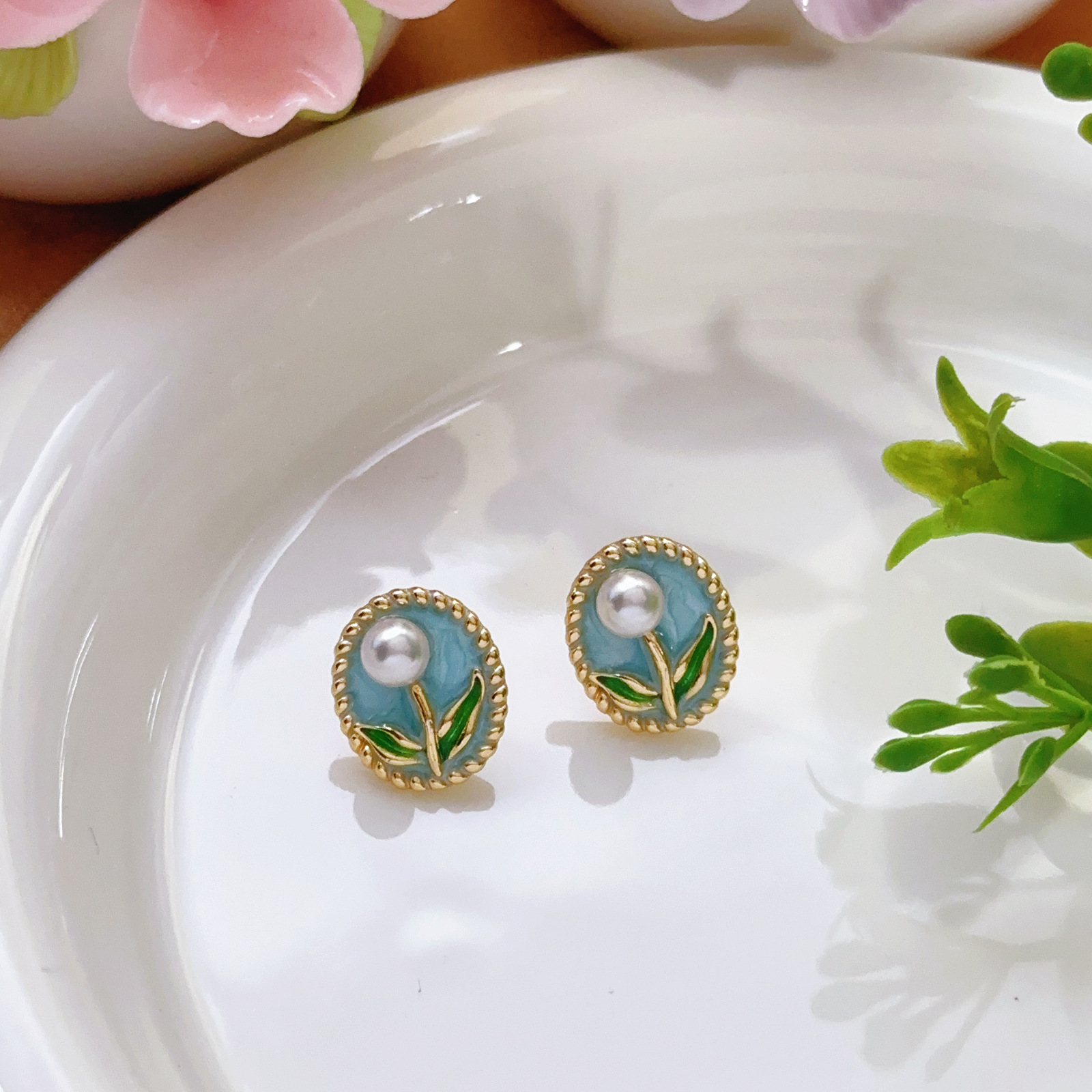 Pendientes de perlas Zhuji, temperamento blanco francés, pendientes antiguos, desplazamientos diarios, lujo ligero, joyería de orejas de alta gama al por mayor