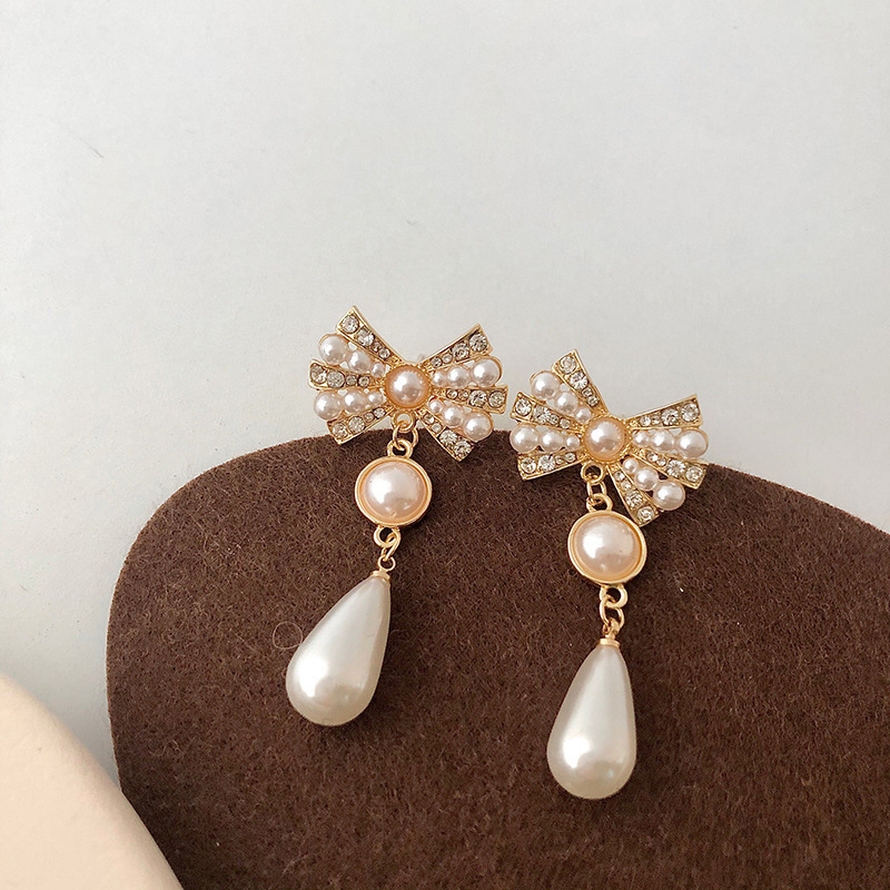 1 Pair Casual Elegant Lady Geometric Bow Knot Inlay Imitation Pearl Zircon Drop Earrings display picture 2