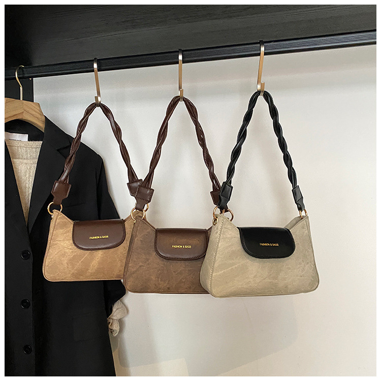 This year, new fashionable and trendy women's bags, casual crossbody underarm bags, commuting single-shoulder women's bags, and small square bags are in vogue undefined