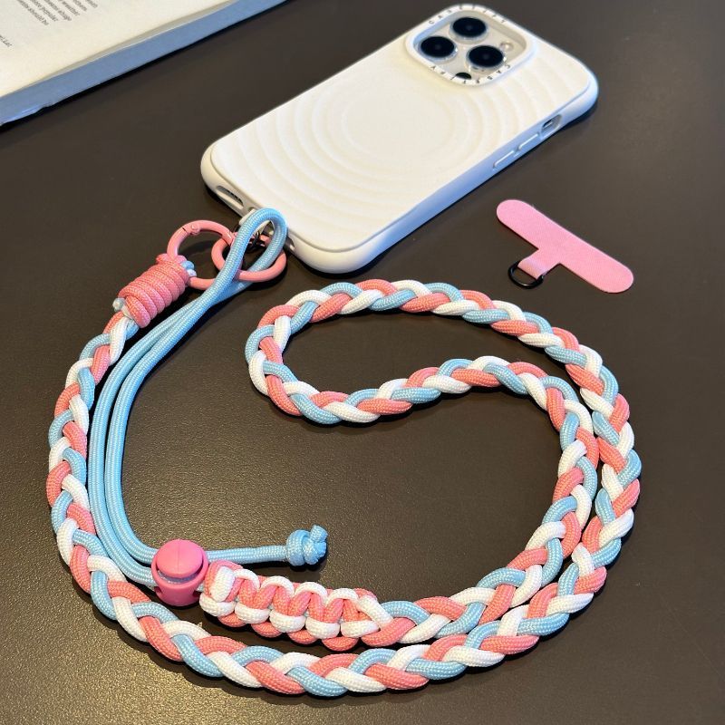 カラーの携帯電話のひもの3本の編みのロープの女子学生は斜めに背もたれのひもにまたがります。|undefined
