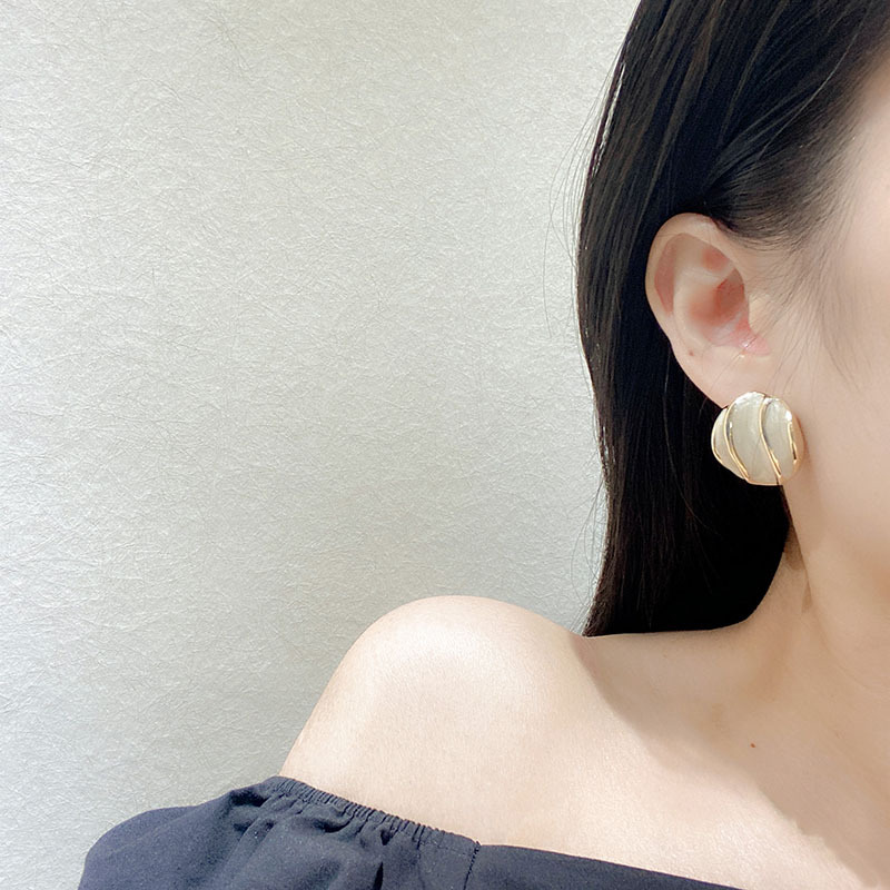 New Autumn And Winter Retro Green Exaggerated Oil Drop Round Earrings display picture 7