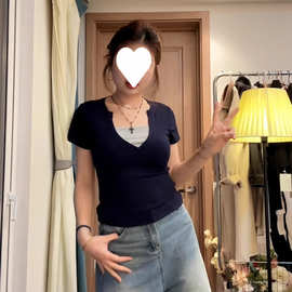 大码女装拼色假两件正肩短袖T恤夏季胖mm修身显瘦V领上衣240斤