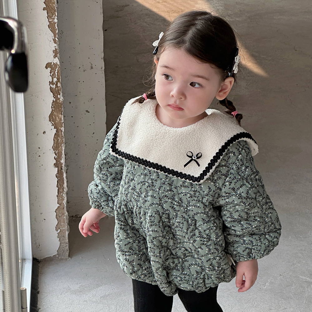 2024 ropa para niños de otoño e invierno ropa para bebés estilo occidental lindo mamelero triangular versión coreana acolchado engrosado abrigo de bebé femenino