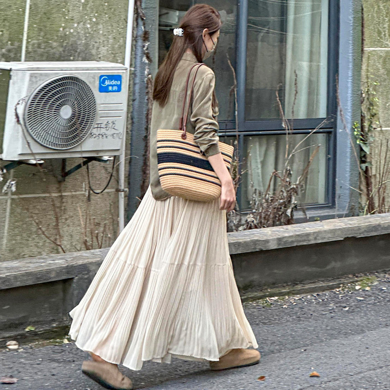 Korean-style beige chiffon skirt for women, summer 2026 new model, high-waisted A-line, with a draping effect, loose and elegant umbrella skirt