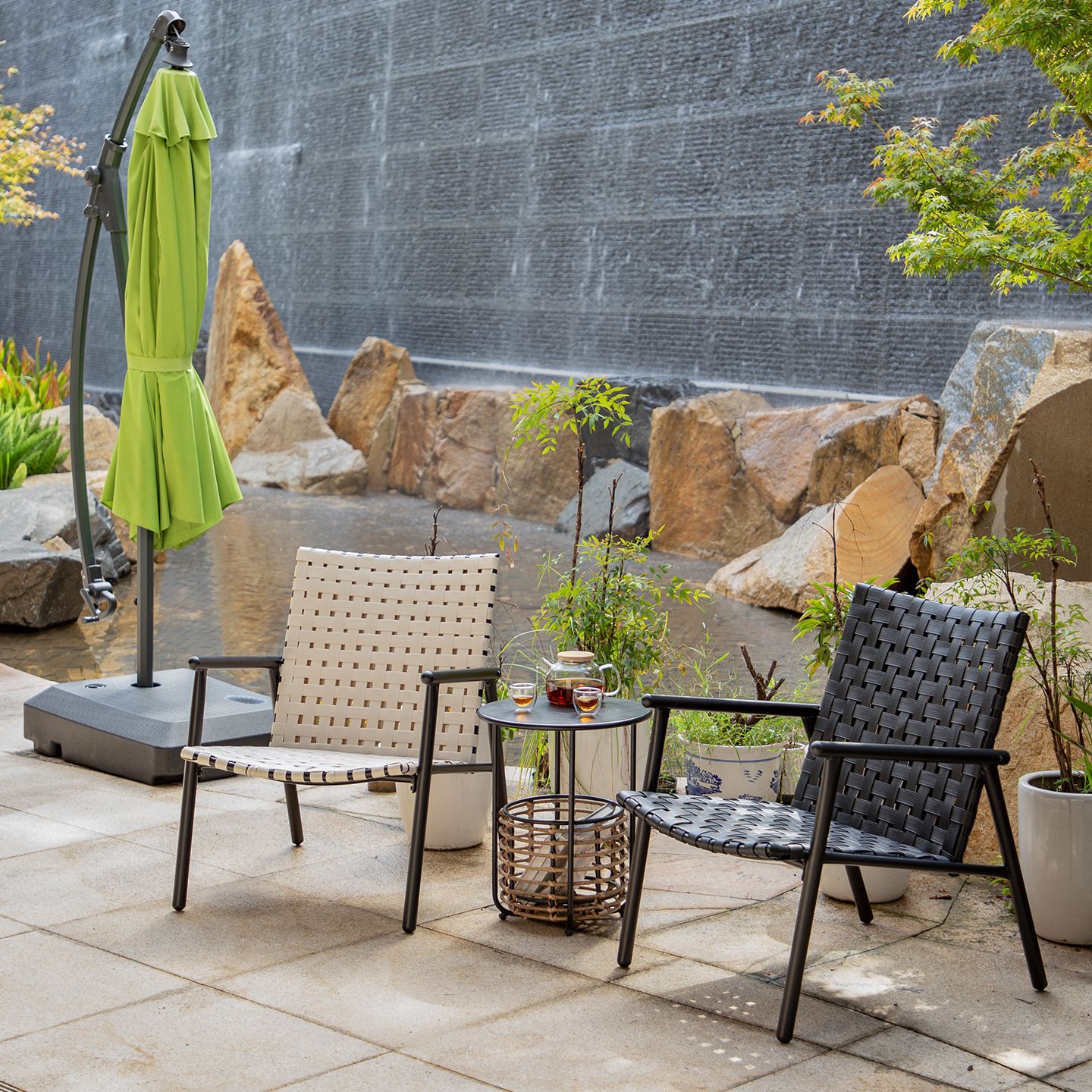 Mesas, sillas al aire libre, patio, sillas de ratán, tres juegos de mesas de té en el balcón, sillas de mesa de té, alojamiento residencial, sillas de apoyo de ratán, mesas de café de piel de silla de montar