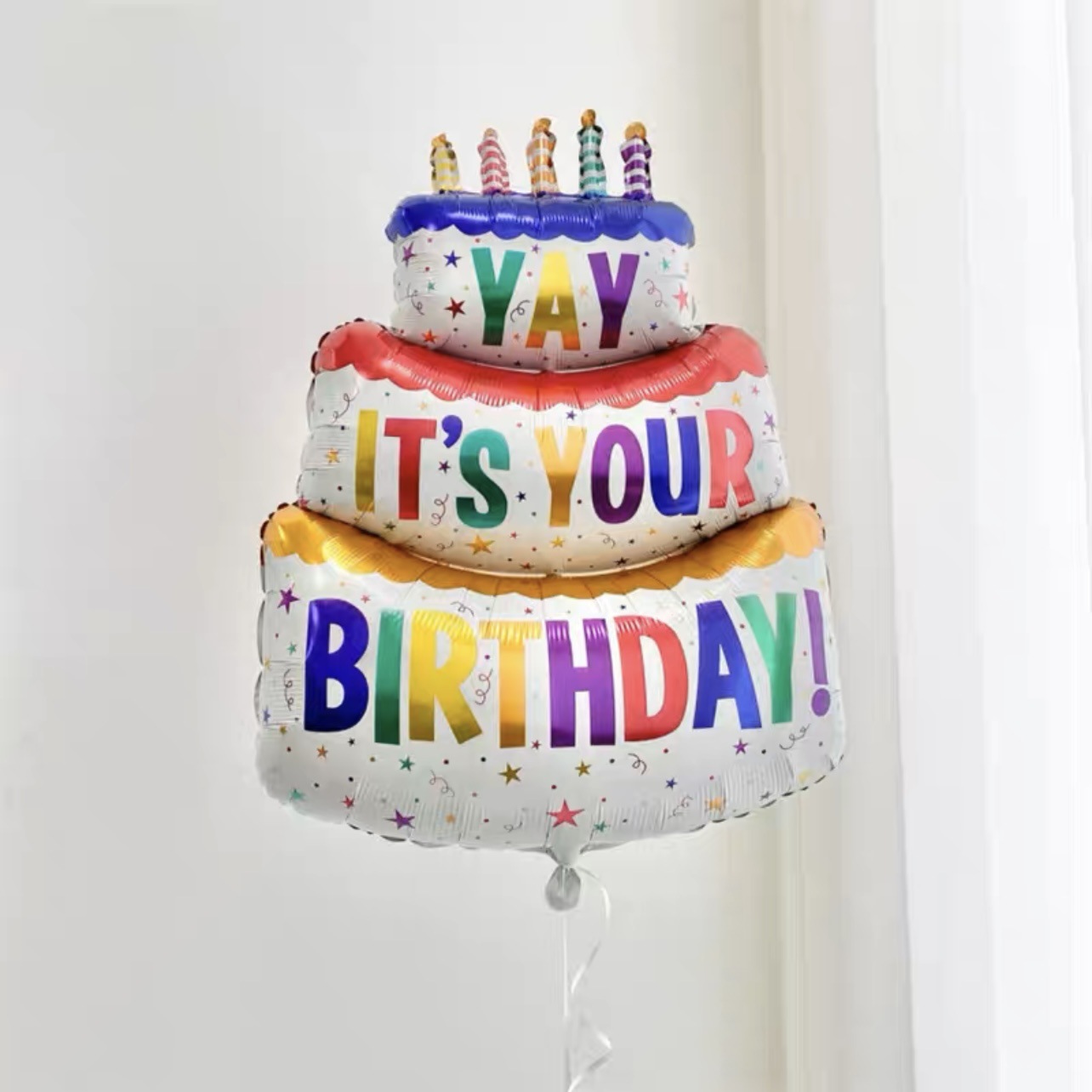 Pastel de cumpleaños de tres capas