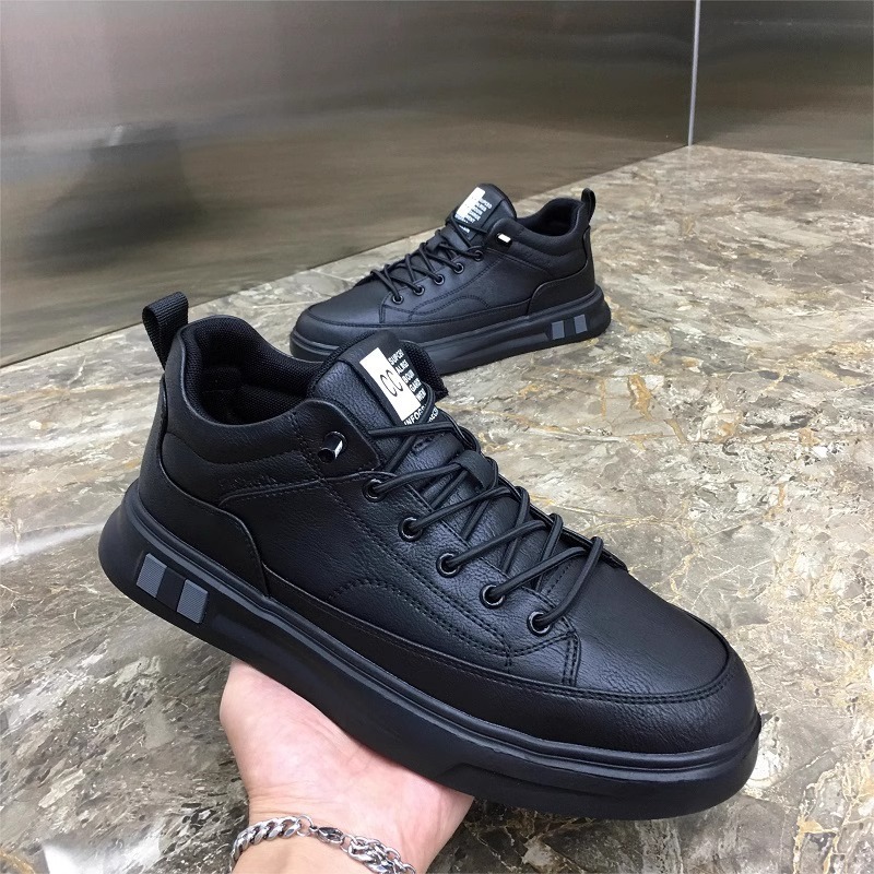 Nuevos zapatos para hombres de color sólido, zapatos de skate de cuero negro impermeable, zapatos casuales de moda para hombres, zapatos al por mayor.