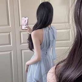 无袖挂脖连衣裙子女春季2025新款海边度假设计感气质法式收腰长裙