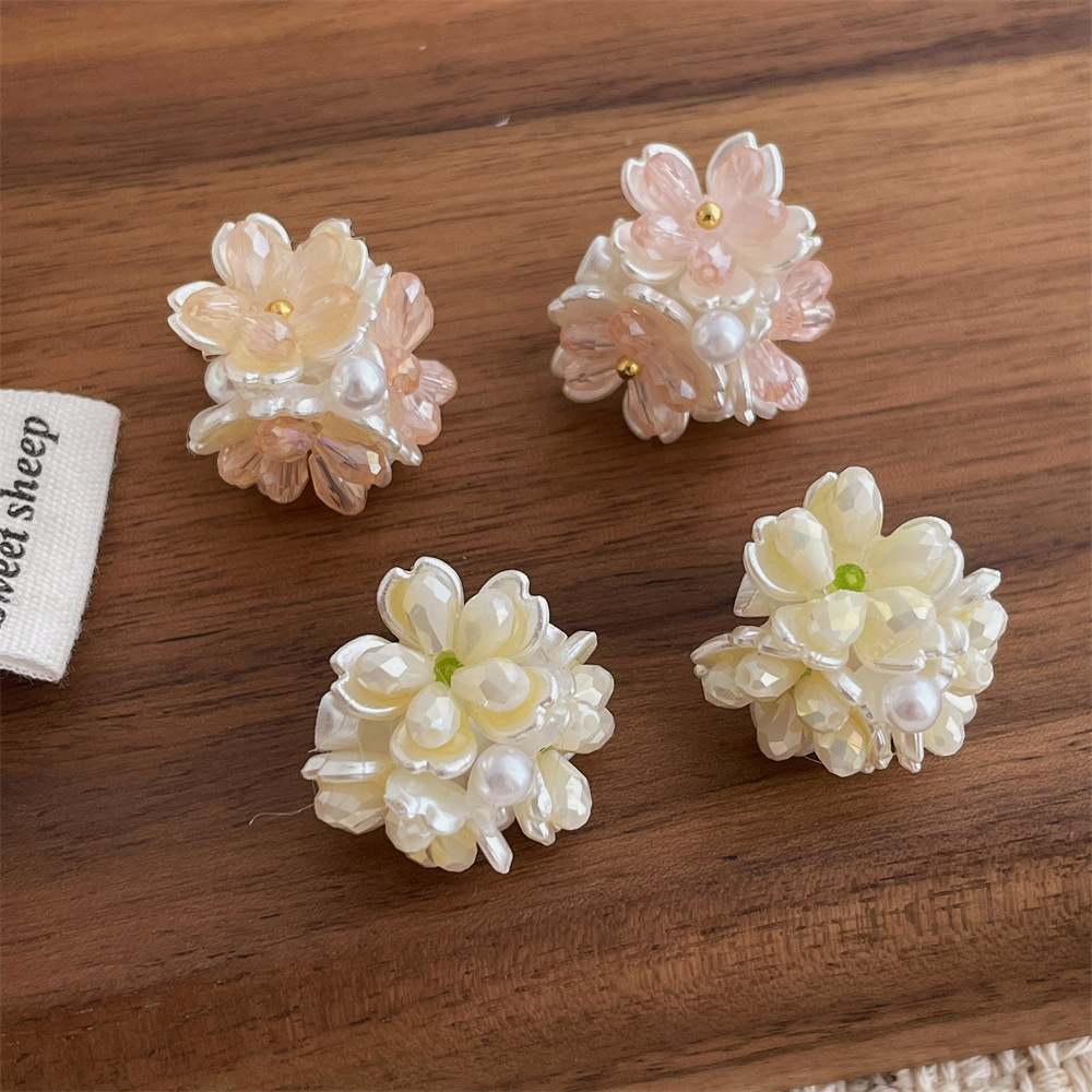 Sweet Three-dimensional Flower Earrings Light Luxury High-end Retro Elegant Earrings Beautiful Niche Unique Design Earrings