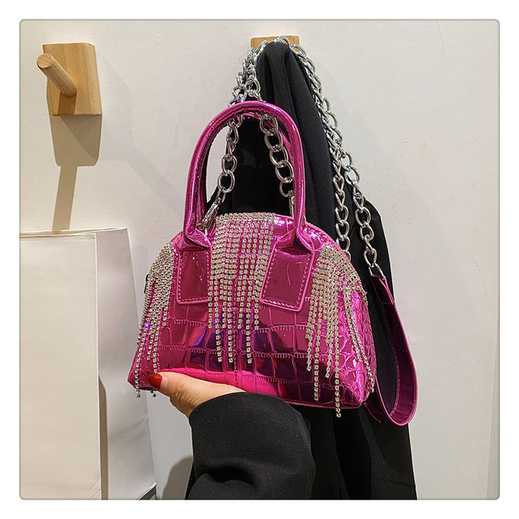 Femmes Faux Cuir Couleur Unie Vêtement De Rue Strass Gland Coquille Fermeture Éclair Sac Dôme display picture 4