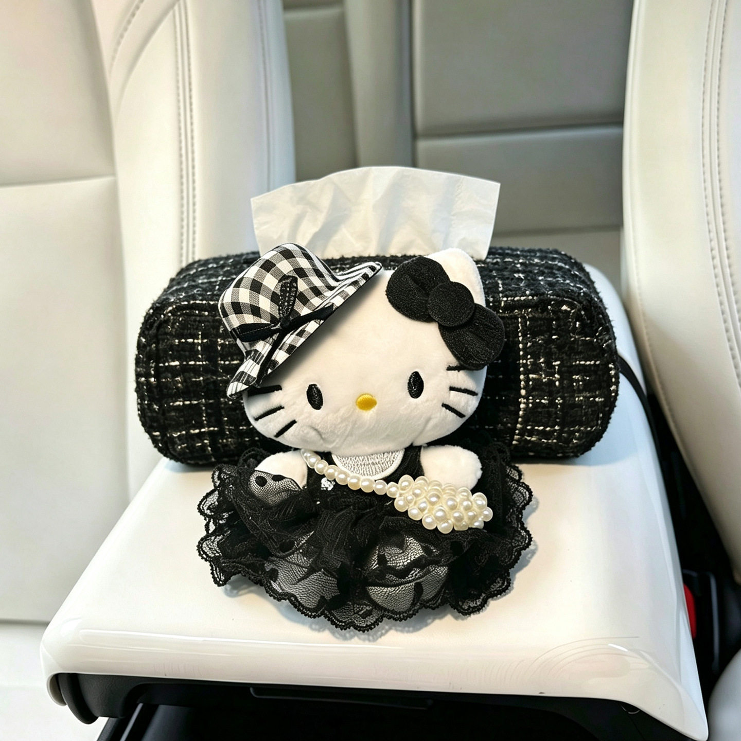 Chanel-Style Car Tissue Box with a High-End Feel, Creative Design for the Dashboard, Practical Hanging Type for Women, Armrest Box, Car Pull-Out Type