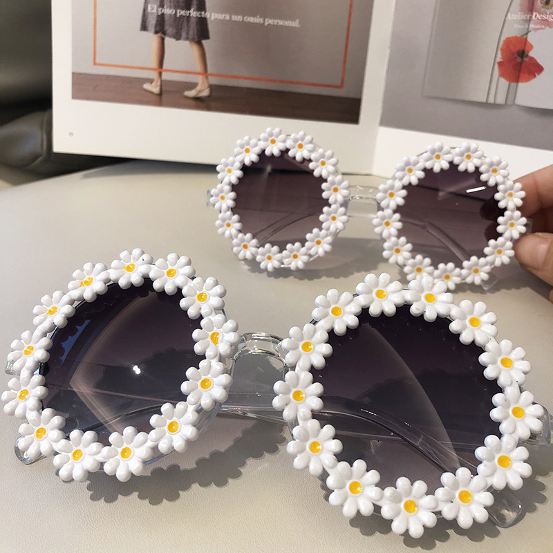 Wholesale Small Daisy Round Frame Sunglasses Nihaojewelry display picture 3