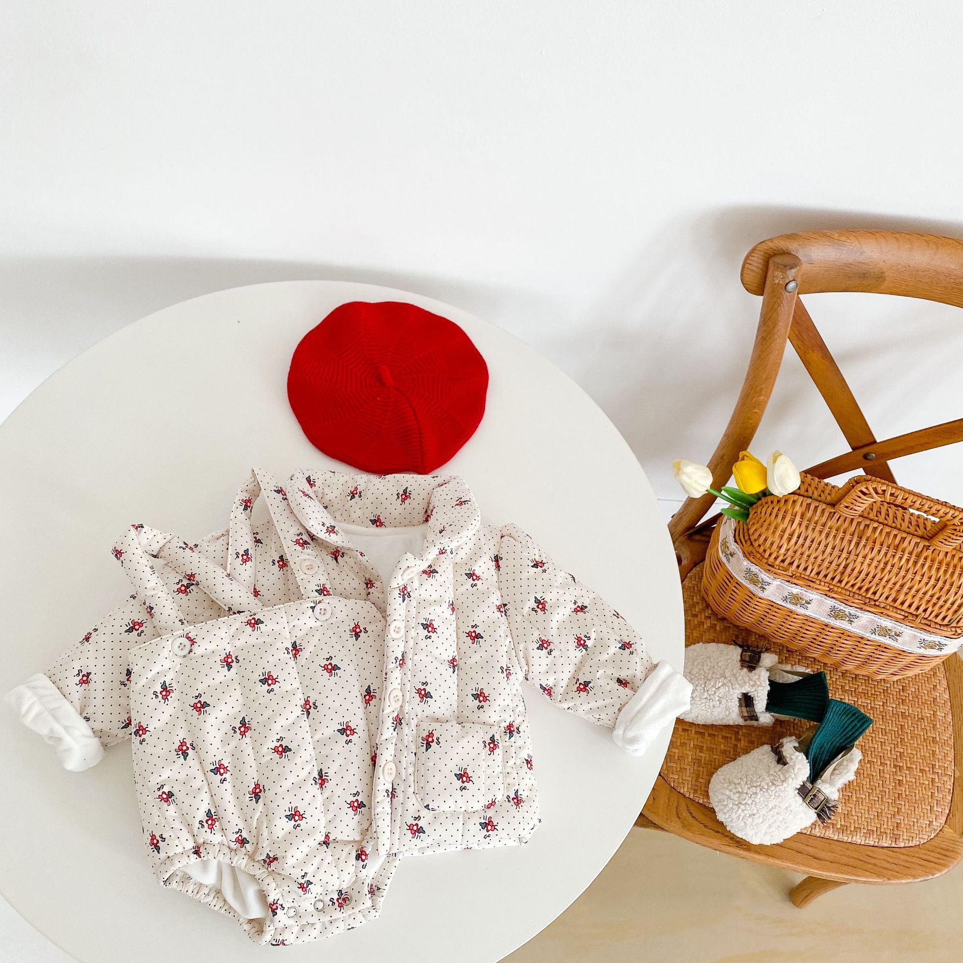 2024 Roupas para meninas Flor e veludo Casaco grosso + Alça Chapéu de bebê Roupas Crawler Conjunto de duas peças_voghion.com