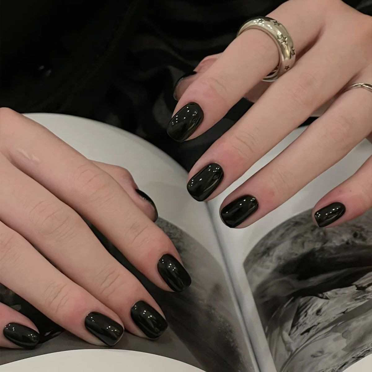 Pegamento de esmalte de uñas de la serie negra 2025 clásico todo fósforo de alta saturación pegamento de fototerapia negro color popular de la tienda de uñas