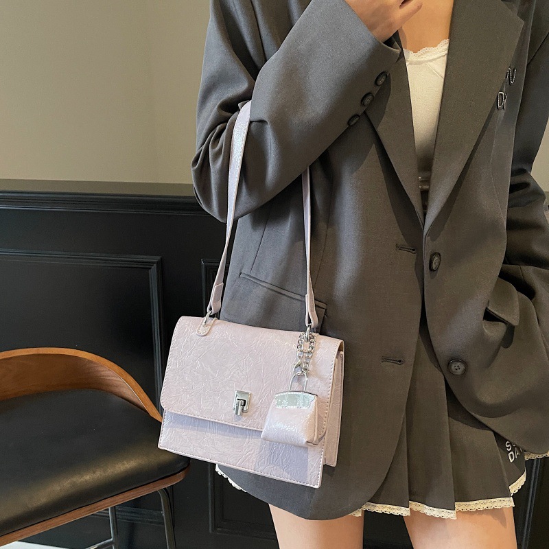 Bolso de textura transfronteriza 2025 primavera y verano nuevo bolso femenino bolso de hombro con patrón de agarre de mano de alta gama bolso de mensajero simple y versátil