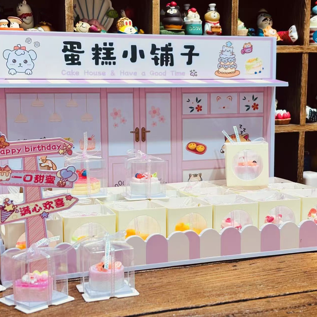 50개의 작은 선반과 무료 디스플레이 랙