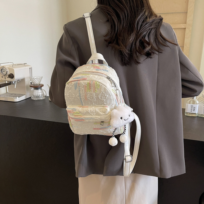 Mochila para viajes de niñas, hermosa mujer universitaria minimalista, rayas de color, mochila de moda de primavera.