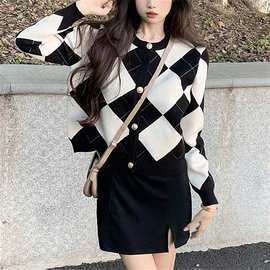 黑白撞色菱格针织开衫女秋冬季新款设计感短款圆领小个子毛衣外套