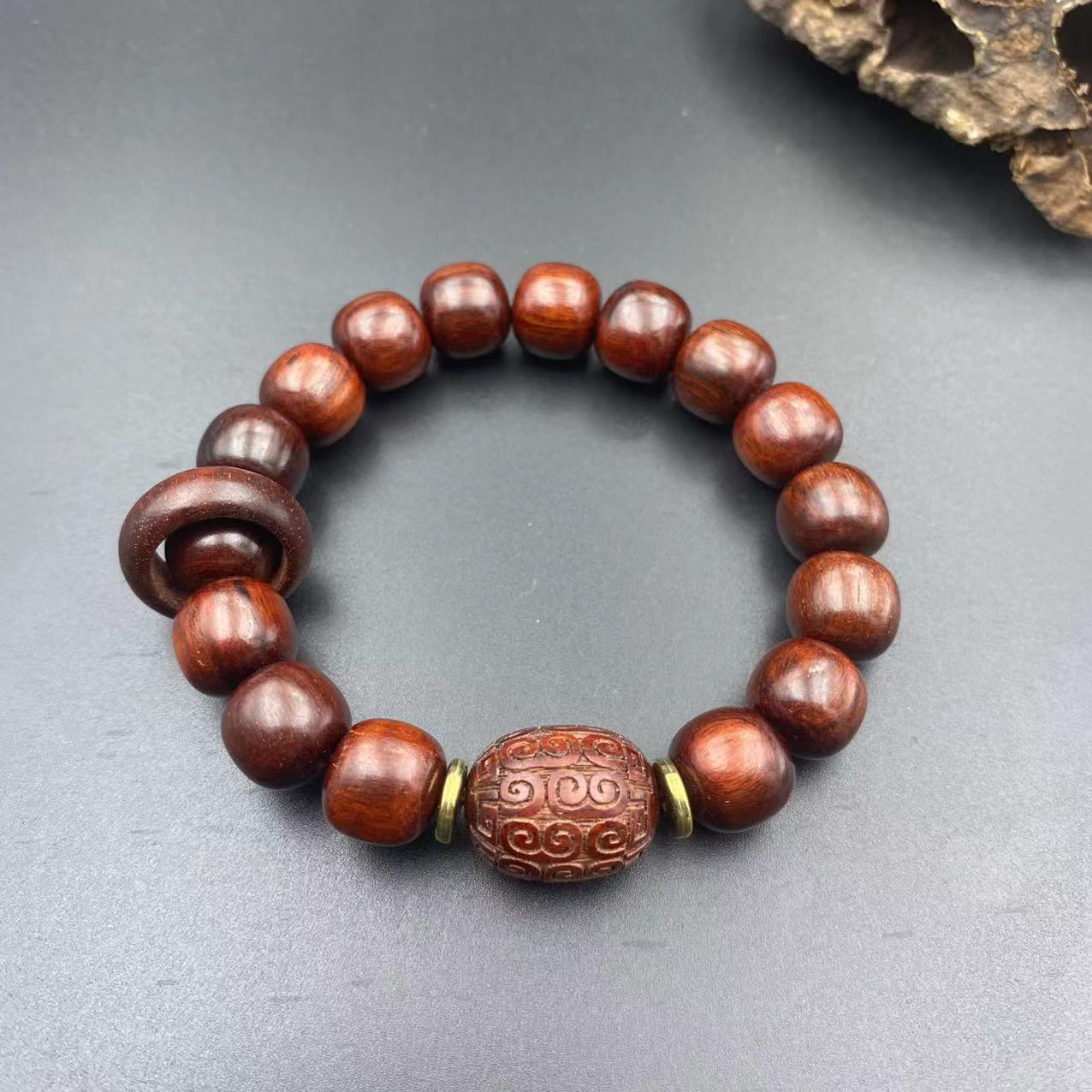 Fabricantes de brazaletes de sándalo rojo de hoja pequeña venden al por mayor regalos promocionales de pulseras antiguas para hombres y mujeres, productos de bienestar en vivo