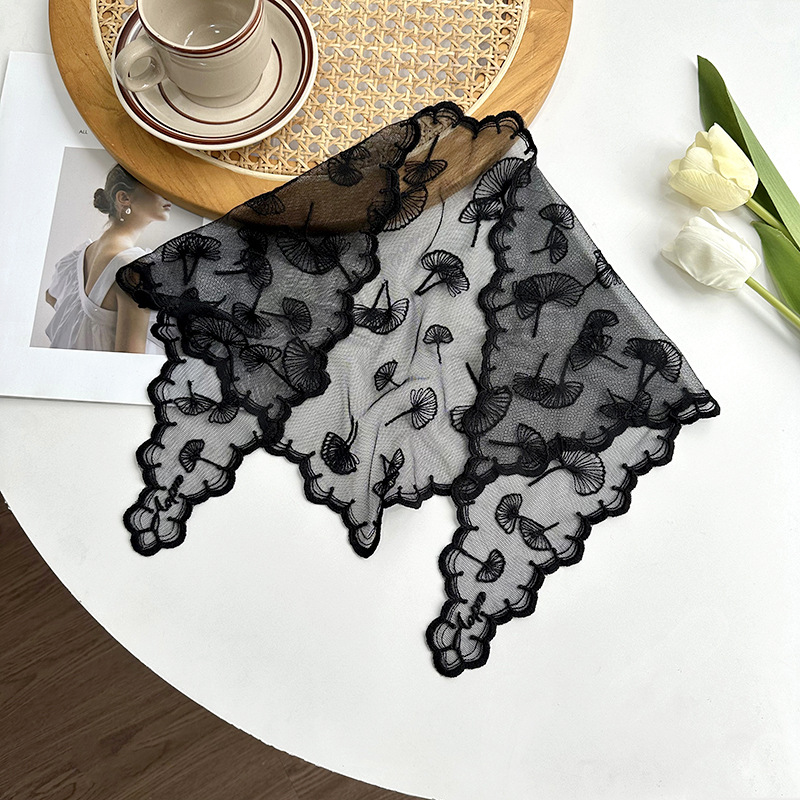 Pañuelo floral de encaje retro de estilo francés para mujer, turbante dulce junto al mar, diadema triangular artística versión coreana de moda.