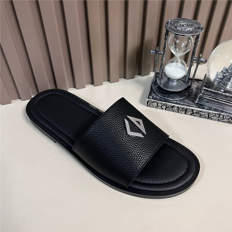 Estación europea 2025 chanclas de verano para hombres, sandalias y zapatillas de moda para hombres de marca de moda, sandalias de un solo carácter fuera de la playa