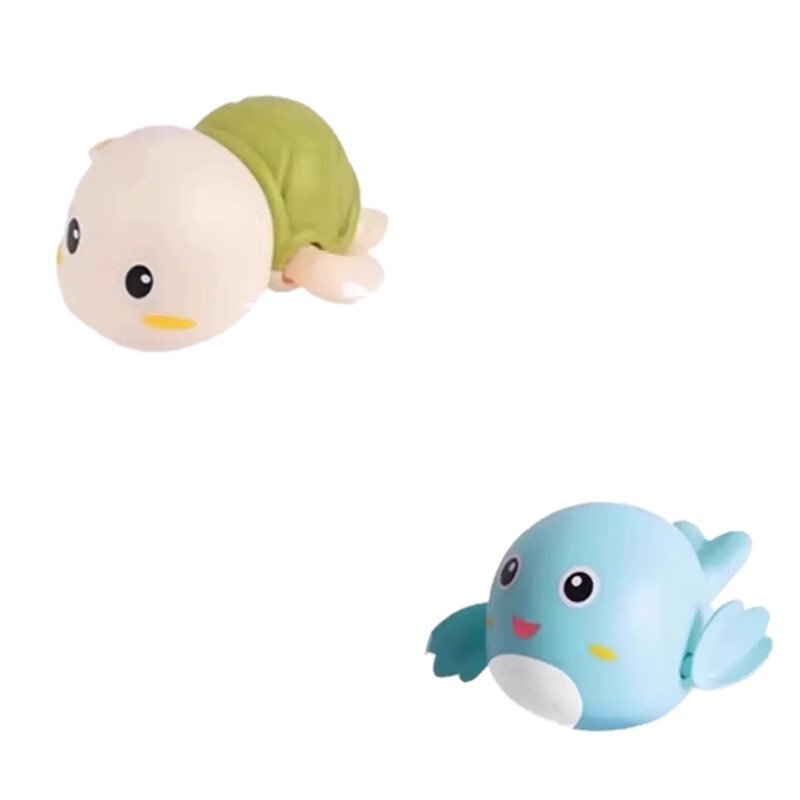 赤ちゃんのお風呂のおもちゃのアヒルの子供は水遊びをします。|undefined