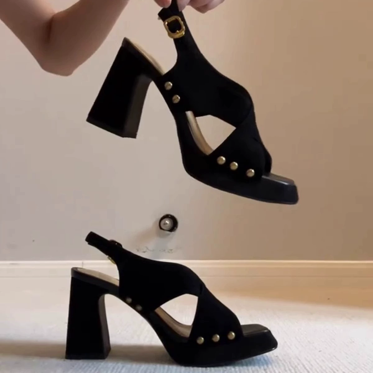 2025 новые летние стильные сандалии с открытым носком, заклепками, перекрестными ремешками, высоким каблуком, толстой подошвой, водонепроницаемые платформенные римские сандалии для женщин на толстом каблуке, европейские товары