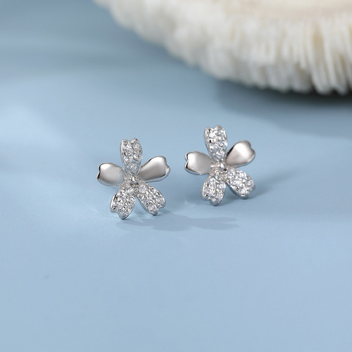 Under the Banyan Tree S925 Silver Small Flower Earrings for Women Exquisite and Versatile Cherry Blossom Earrings High-end Ear Accessories for Ear Holes